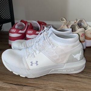 White underarmor tennis shoes